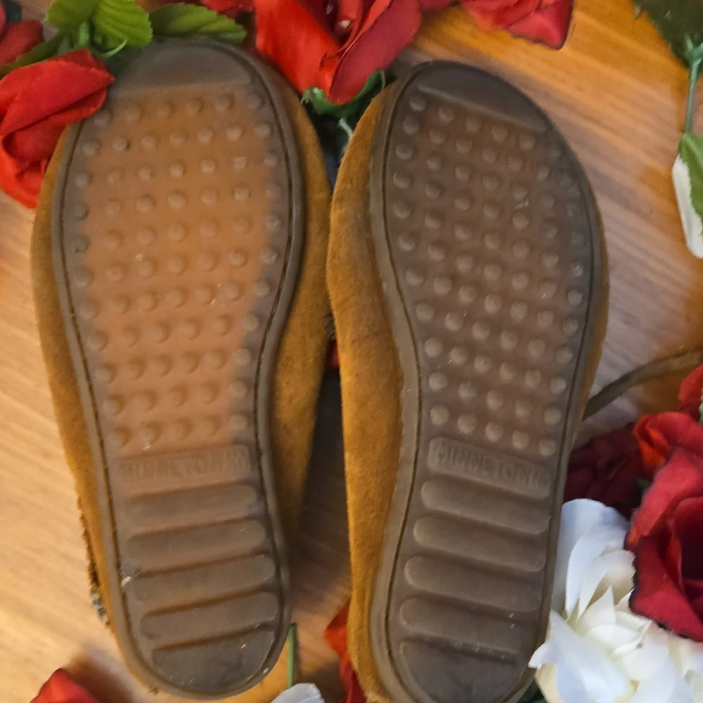 Minnetonka x Hello‎ Kitty Suede Moccasins – Kids Size 2